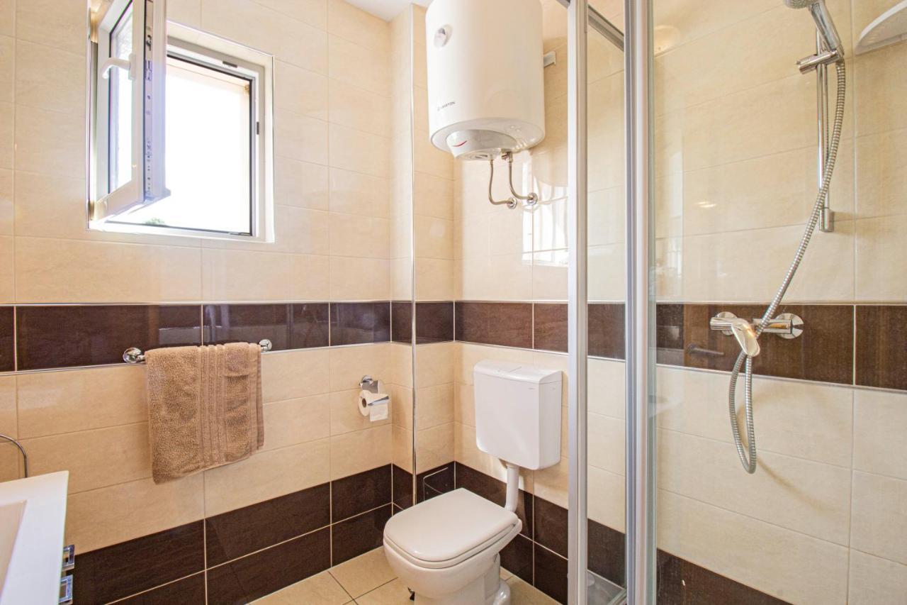 Durdica Beautiful Garden With Fantastic Sea And Mountain Views Appartement Metajna